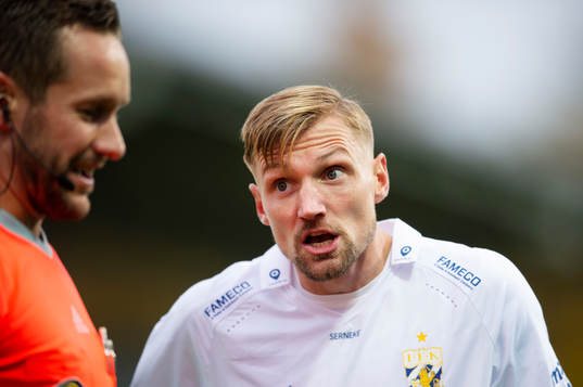 IFK Göteborgs Sebastian Eriksson pratar med domare Victor