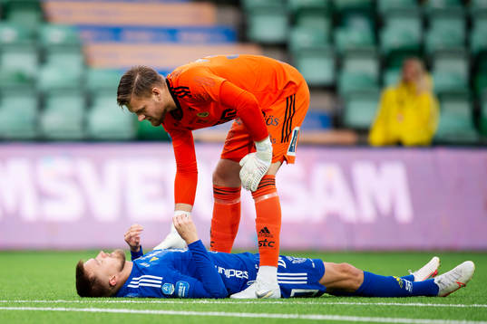 GIF Sundsvalls målvakt Oscar Jonsson kollar läget med