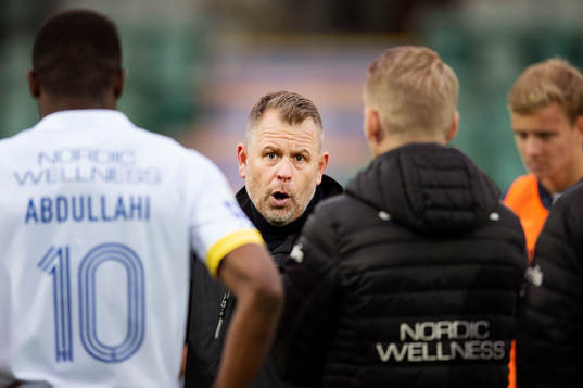 IFK Göteborgs tränare Mikael Stahre pratar med spelarna