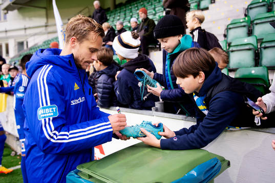 GIF Sundsvalls Pontus Engblom skriver autografer