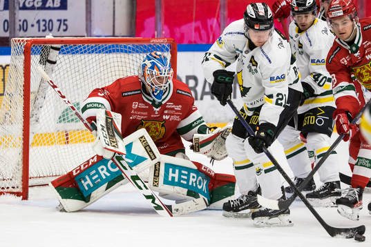 Moras målvakt Kari Piiroinen och Östersunds Oscar