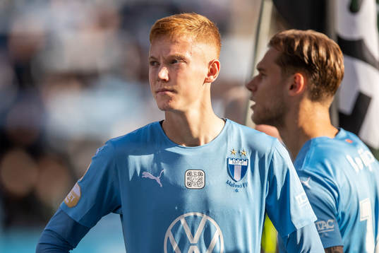 Malmö FFs Hugo Larsson införr fotbollsmatchen i