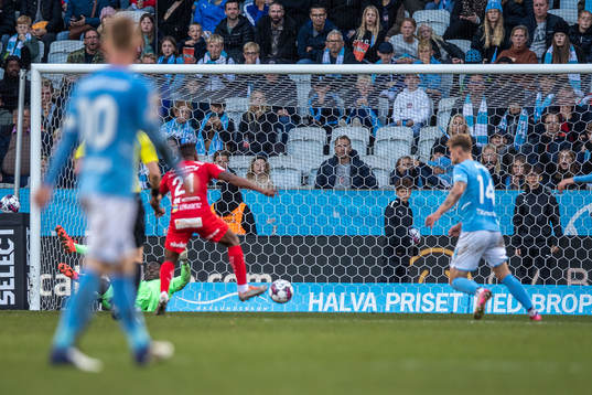Malmö FFs målvakt Ismael Diawara räddar boll från