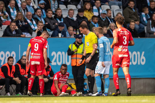 Värnamos Abdussalam Magashy och domare Andreas Ekberg