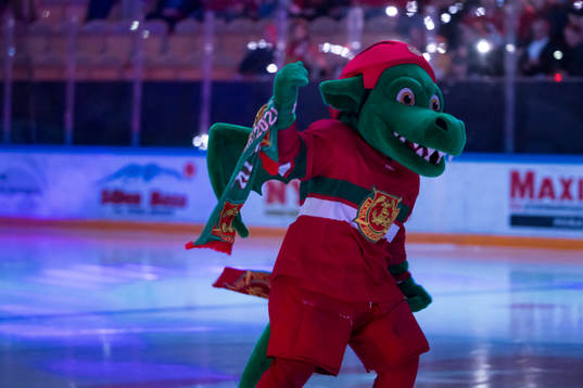 Draken innan ishockeymatchen i Hockeyallsvenskan mellan