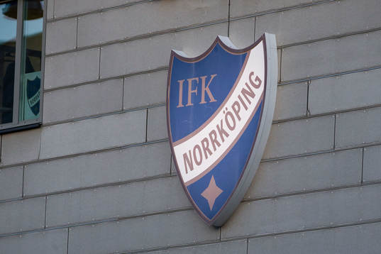 IFK Norrköpings klubbemblem utanför Platinumcars Arena