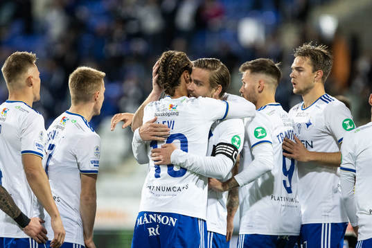 IFK Norrköpings Christoffer Nyman jublar med lagkamrater