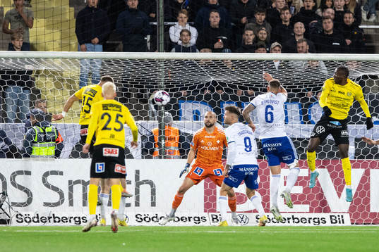 Mjällbys Ivan Kricak och IFK Norrköpings målvakt Oscar