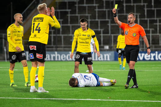 Mjällbys Herman Johansson tilldelas gult kort av Domare
