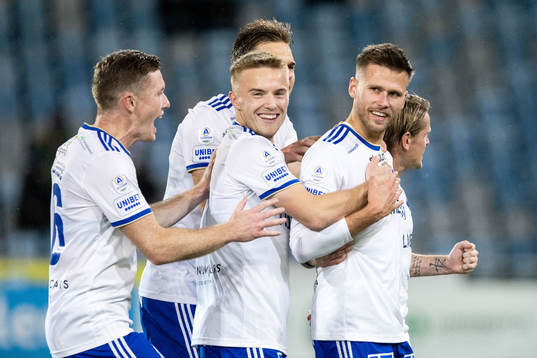 IFK Norrköpings Arnor Traustason jublar med lagkamrater