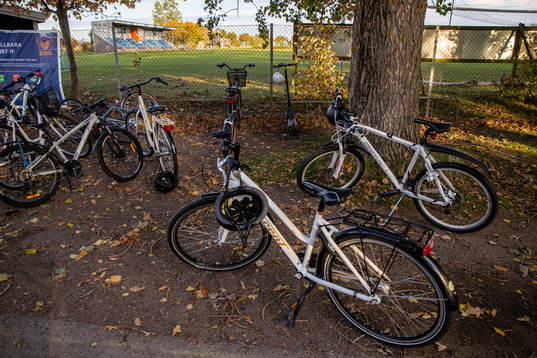 Cyklar parkerade utanför Vejby idrottsplats