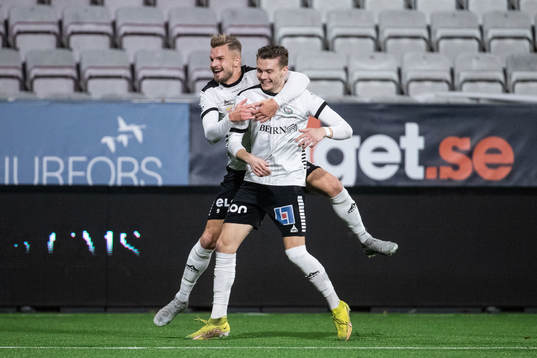 Örebros Jake Larsson jublar med Erik Björndahl