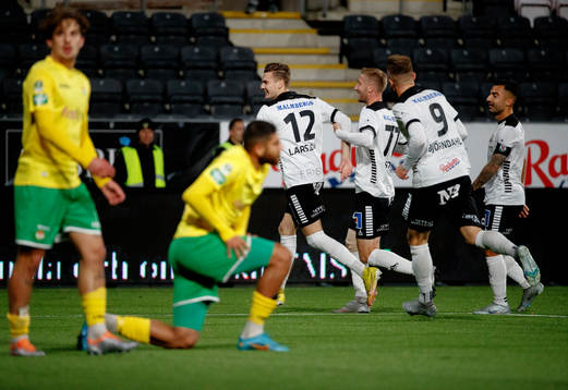 Örebros Jake Larsson jublar vid 1-0