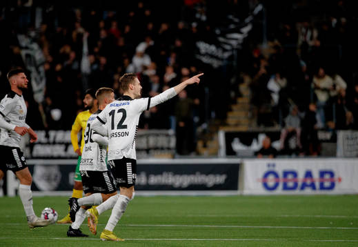 Örebros Jake Larsson jublar vid 1-0