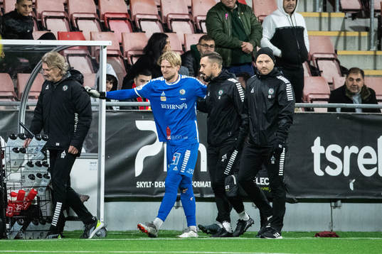 Örebros målvakt William Eskelinen lämnar planen skadad