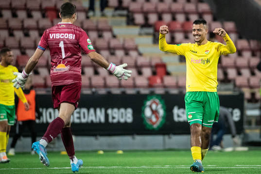 Dalkurds målvakt Jonathan Viscosi och Arash