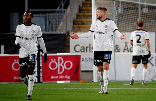 Örebros Christian Moses och Axel Oskar Andrésson deppar