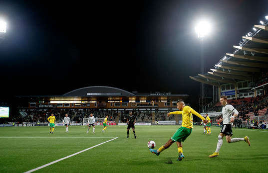 Dalkurds Arash Motaraghebjafarpour och Örebros Jake Larsson