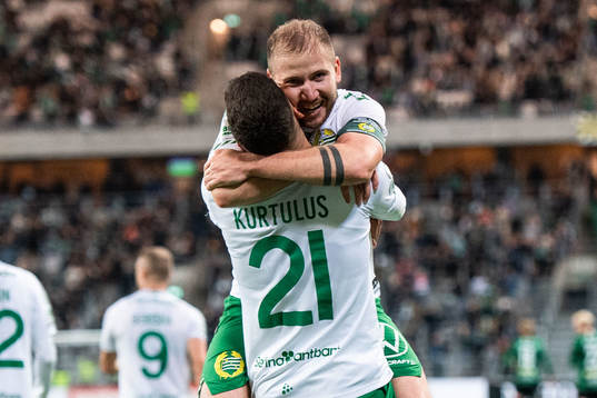 Hammarbys Darijan Bojanic jublar med Edvin Kurtulus