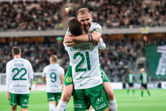 Hammarbys Darijan Bojanic jublar med Edvin Kurtulus