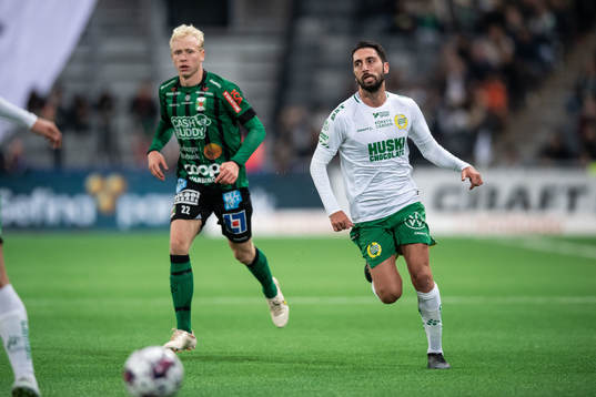 Varbergs Andre Boman och Hammarbys Nahir Besara