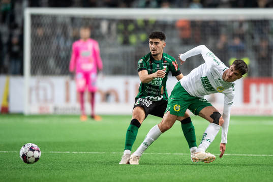 Varbergs Ismet Lushaku och Hammarbys målvakt Davor Blazevic