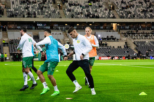 Hammarbys Edvin Kurtulus med lagkamrater
