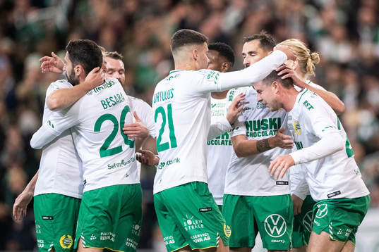 Hammarbys Joel Nilsson jublar med lagkamrater