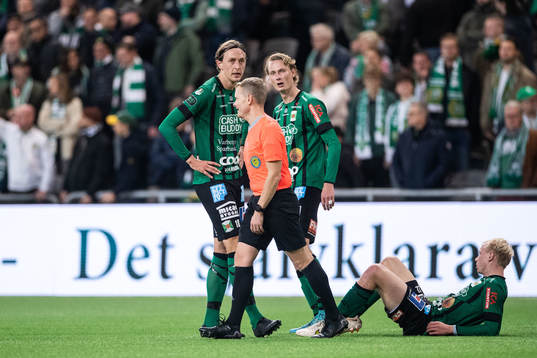 Varbergs Joakim Lindner diskuterar med Domare Fredrik Klitte