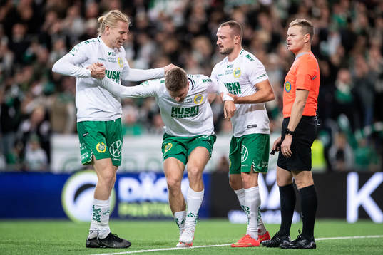 Hammarbys Joel Nilsson har ont och stöttas av Gustav