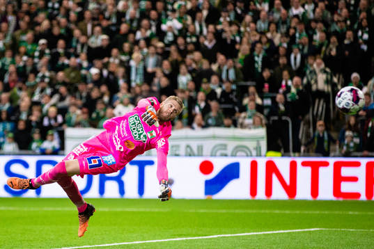 Varbergs målvakt Fredrik Andersson i samband med 3-0 av