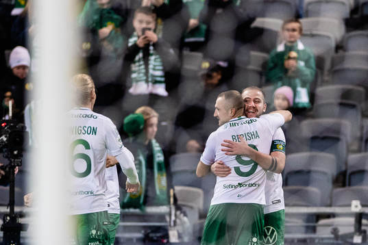 Hammarbys Darijan Bojanic jublar med Veton Berisha