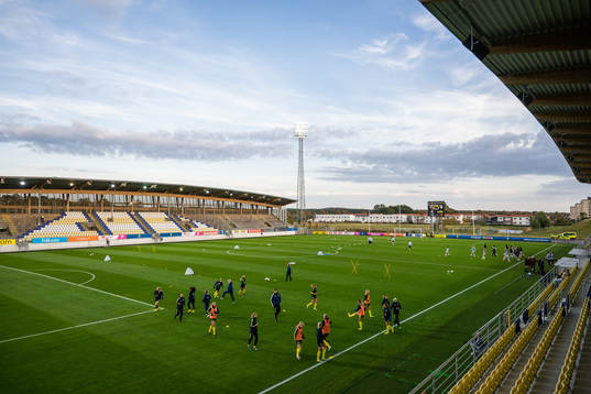 Players of Sweden and of England warm up