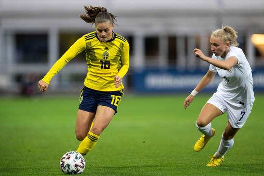 Hanna Wijk of Sweden and Katie Robinson of England