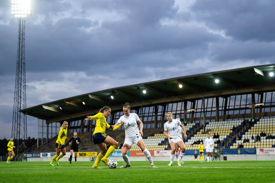 Loreta Kullashi of Sweden and Mia Ross of England