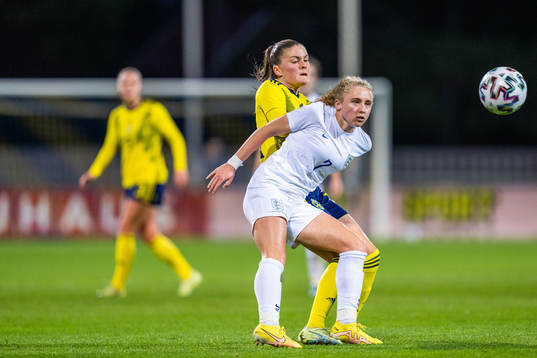 Hanna Wijk of Sweden and Katie Robinson of England