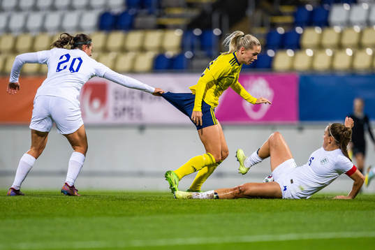 Mel Filis and Maya Le Tisssier of England compete for the