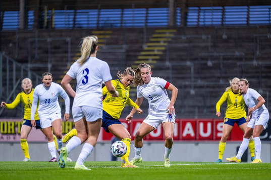 Cornelia Kapocs of Sweden and Maya Le Tisssier of England