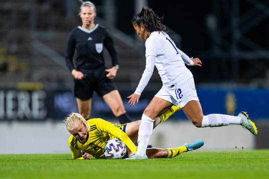 Stinalisa Johansson of Sweden and Asmita Ale of England