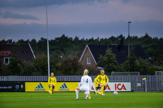Freja Olofsson and Paulina Nyström of Sweden kneel