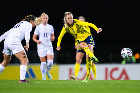 Mel Filis of England and Hanna Lundkvist of Sweden
