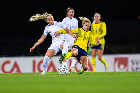 Freya Gregory of England and Hanna Lundkvist of Sweden