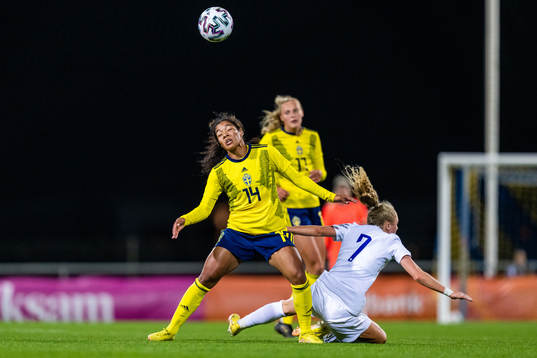 Evelina Duljan of Sweden and Katie Robinson of England