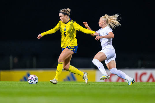 Freja Olofsson of Sweden and Freya Gregory of England