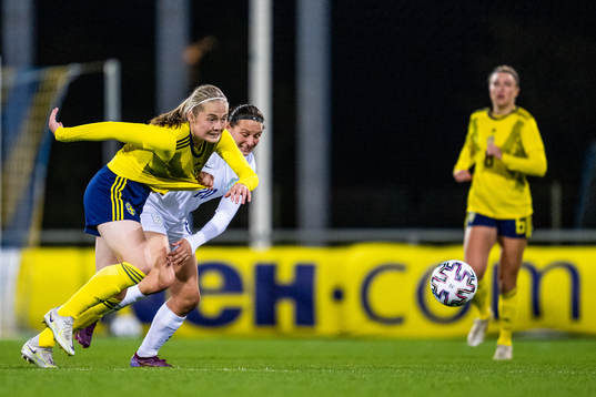 Paulina Nyström of Sweden and Mel Filis of England