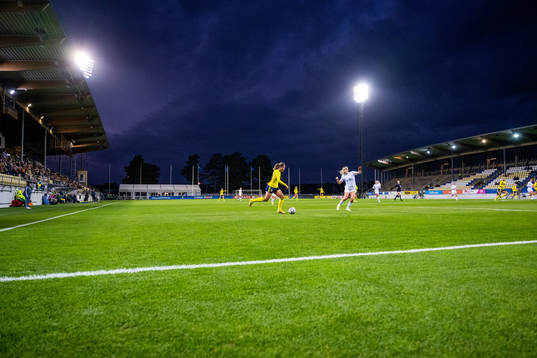 Loreta Kullashi of Sweden and Shannon O´Brien of England