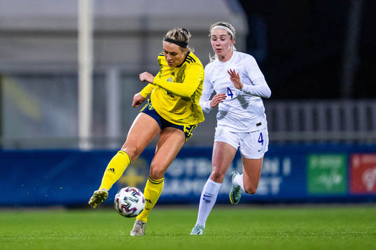 Freja Olofsson of Sweden and Missy Bo Kearns of England