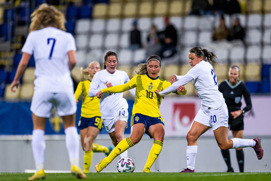 Ruby Grant and Mel Filis of England defend against Loreta
