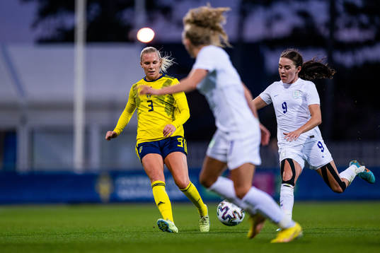 Josefin Rybrink of Sweden and Shannon O´Brien of England