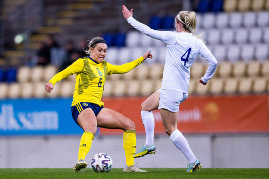 Freja Olofsson of Sweden and Missy Bo Kearns of England
